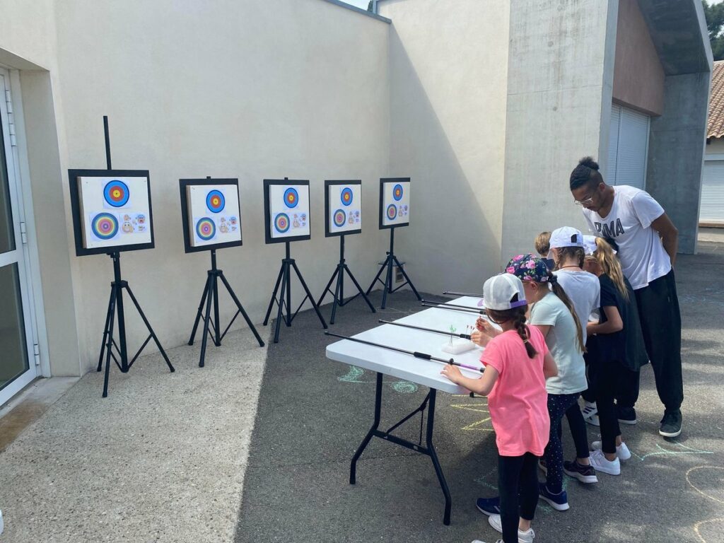 Enfants accueillis pour une séance découverte de sarbacane encadrée par un animateur